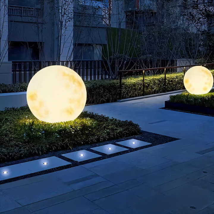 LunaLumena | Solar LED Tuinlamp in Maanvorm – Weerbestendige Buitenverlichting met Warm Wit Licht