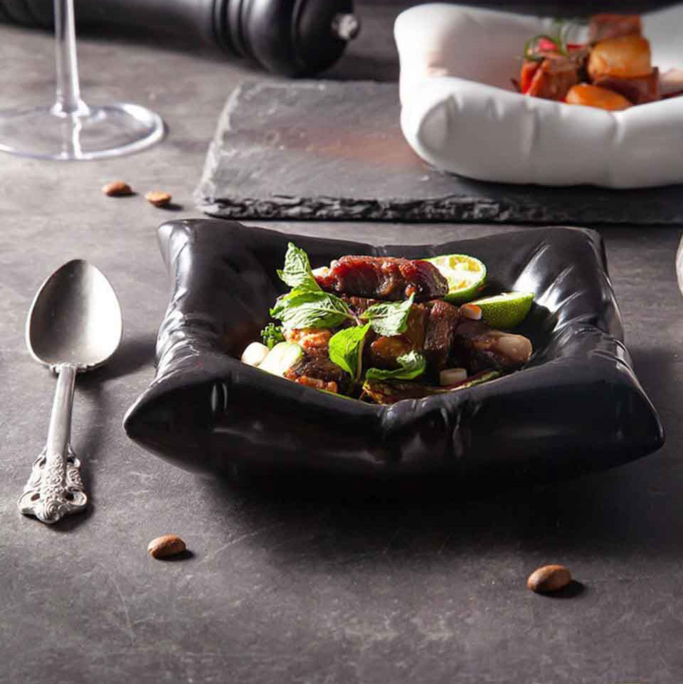 Jumeira | Ceramic Pillow Plate – Elegante Fijnkeramische Borden met Uniek Golvend Ontwerp