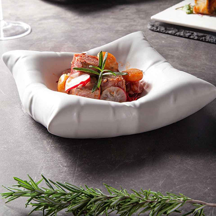 Jumeira | Ceramic Pillow Plate – Elegante Fijnkeramische Borden met Uniek Golvend Ontwerp