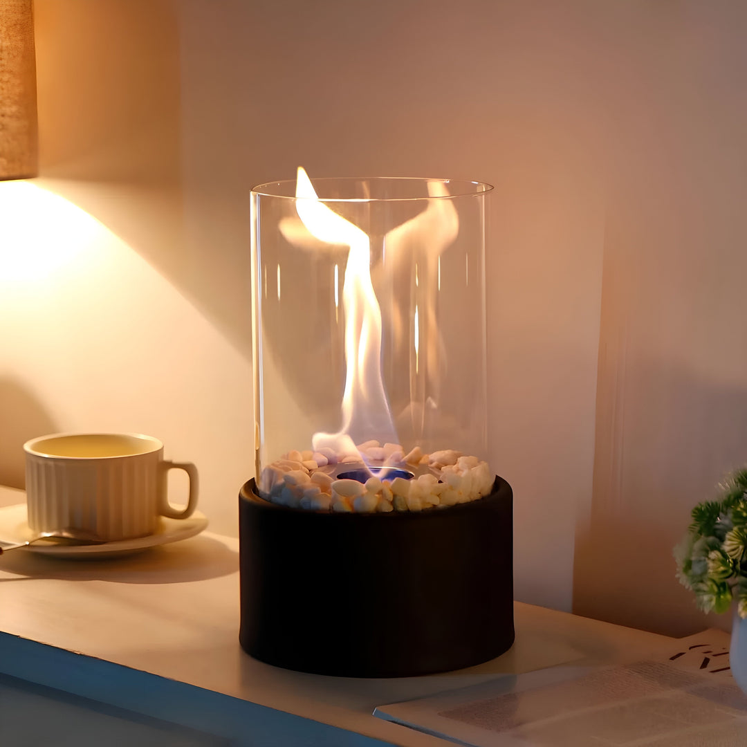 SleekFlame | Moderne Tafelhaard met Glascilinder & Zwarte Metalen Basis – Schoon Brandende Bio-ethanol Haard
