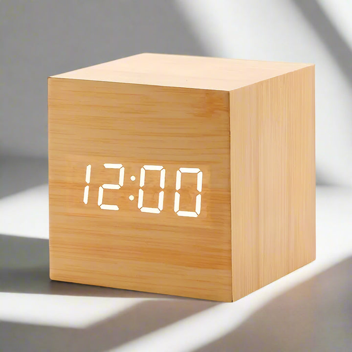 ChronoLux - Nordic Digitale LED Wekker met Spraakbesturing - Maak je ochtenden moeiteloos!