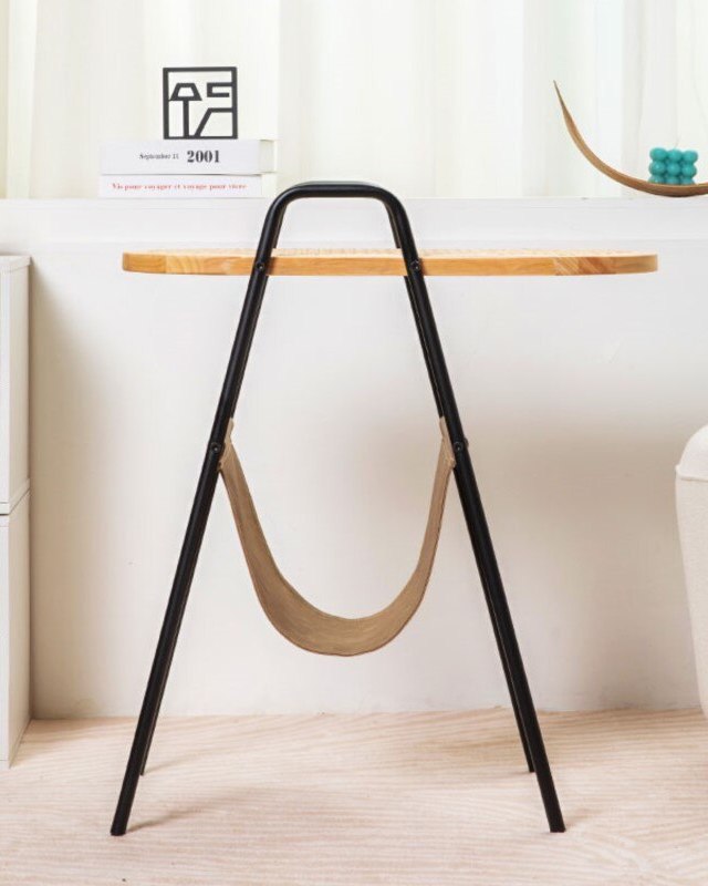 Nordic Narratives | Scandinavische Bijzettafel – Massief Hout, Metaal & Rotan Design